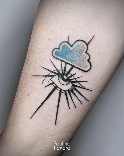 Tattoo œil nuage et encre bleue 