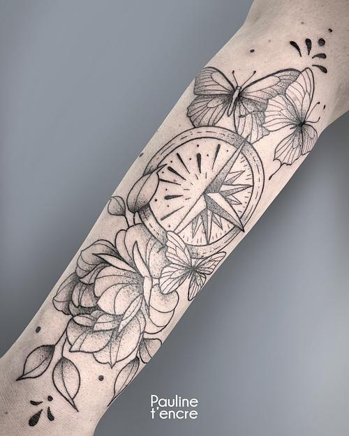Tatouage Bras complet pivoine fleurs et boussole 