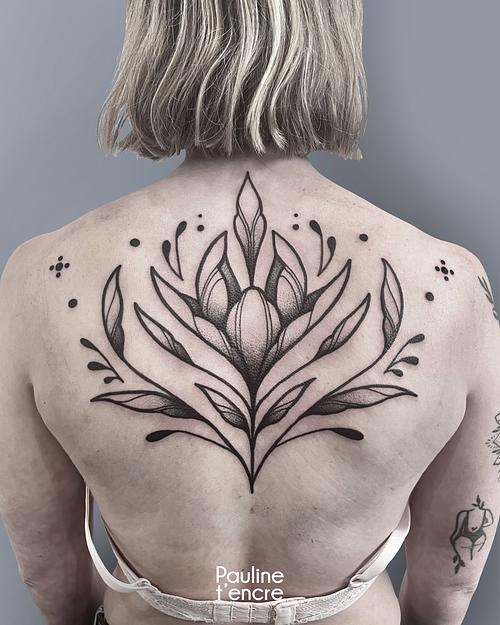 Tatouage - Dos ornemental fleur 