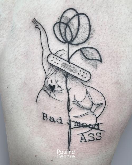 Tattoo body positive femme pansement guérir 