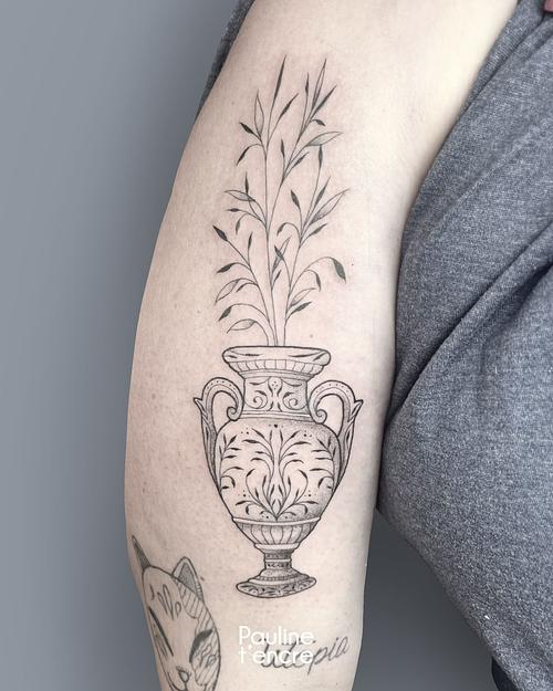 Tatouage Vase antique et feuillage