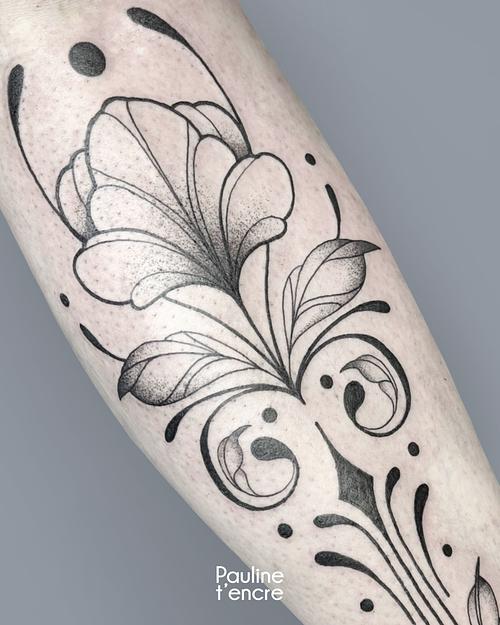 Tatouage Ornemental et fleur - tibia