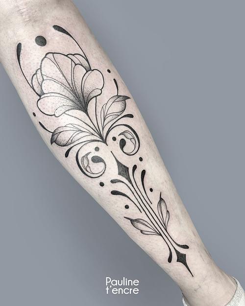 Tatouage Ornemental et fleur - tibia
